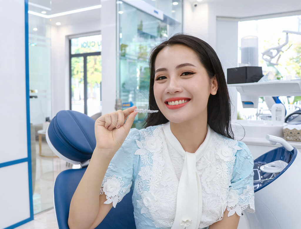Với khay Invisalign, bạn có thể tự mình tháo lắp tại nhà, sau mỗi 6-8 tuần, bạn sẽ tới tái khám tại nha khoa