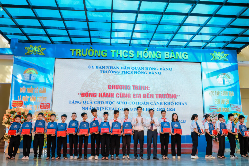 trao-qua-cho-hoc-sinh