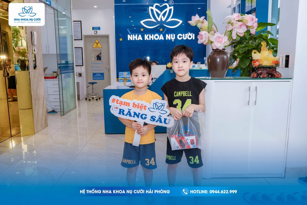 hoc-sinh-gioi-nhan-qua-nha-khoa-nu-cuoi
