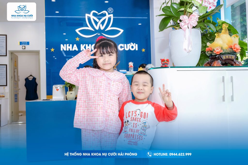 hoc-sinh-gioi-nhan-qua-nha-khoa-nu-cuoi