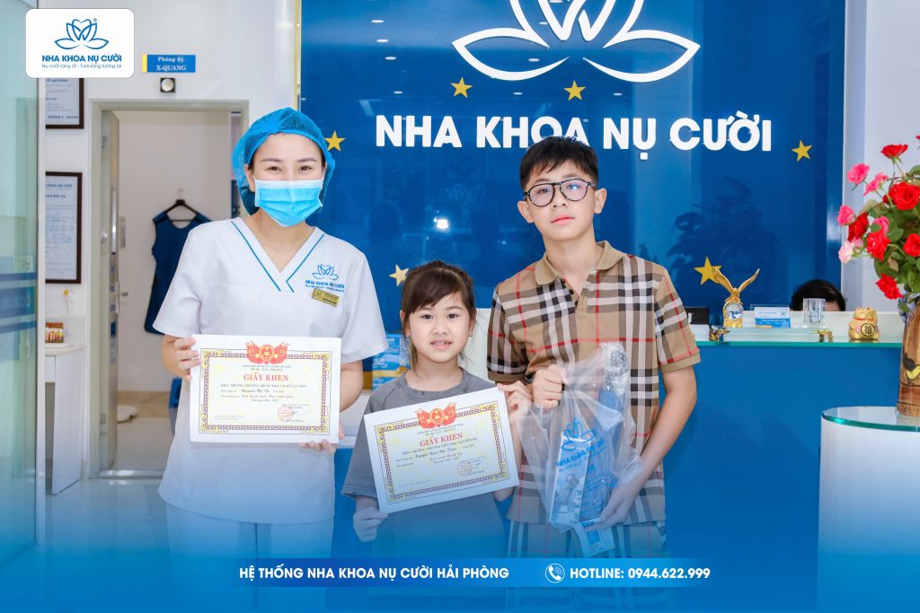 hoc-sinh-gioi-nhan-qua-nha-khoa-nu-cuoi